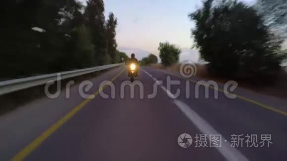 一辆摩托车在弯曲的道路上行驶视频