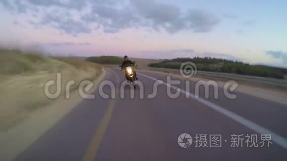 一辆摩托车在弯曲的道路上行驶视频