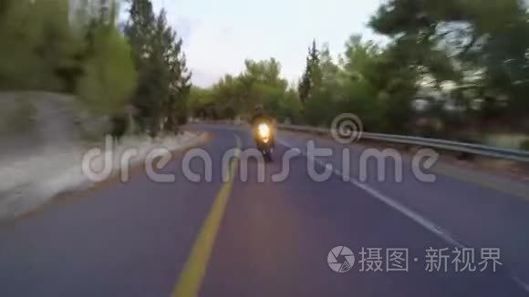 一辆摩托车在弯曲的道路上行驶视频