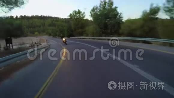 一辆摩托车在弯曲的道路上行驶视频