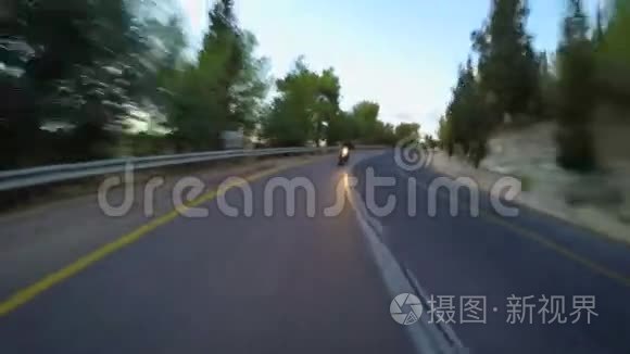 一辆摩托车在弯曲的道路上行驶视频