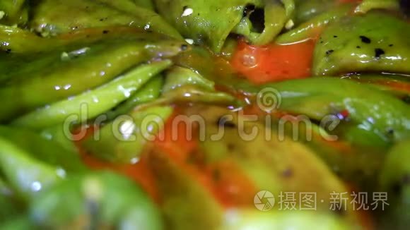 用胡椒和番茄酱烹饪美味的食物视频