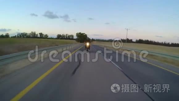 一辆摩托车在弯曲的道路上行驶视频