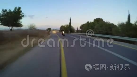 一辆摩托车在弯曲的道路上行驶视频