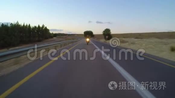 一辆摩托车在弯曲的道路上行驶视频