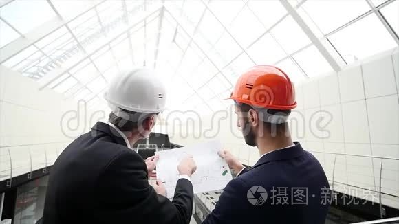 商业团队讨论建筑设计视频