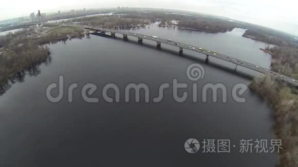 基辅第聂伯南大桥的空中拍摄视频
