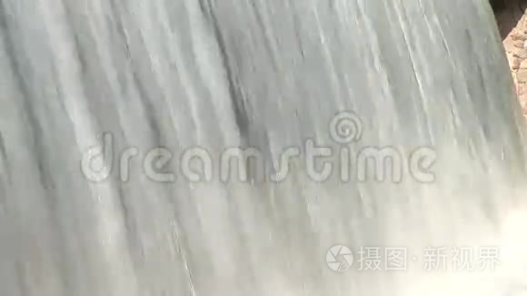 近距离拍摄美丽的人造瀑布室内视频