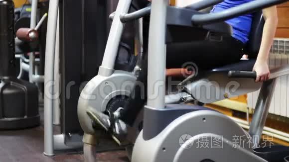 在健身室里骑自行车的女孩视频