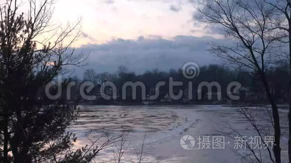 在寒冷的冬天的湖面上视频