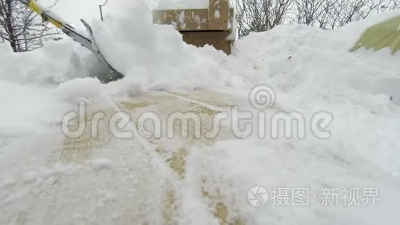 雪铲清理庭院慢动作视频