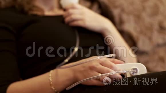 雾化面罩吸入治疗哮喘的妇女