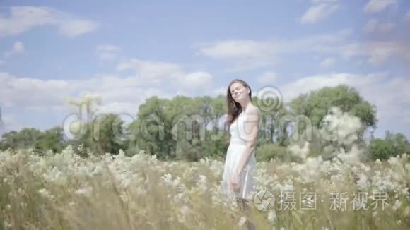 花丛中的年轻美女