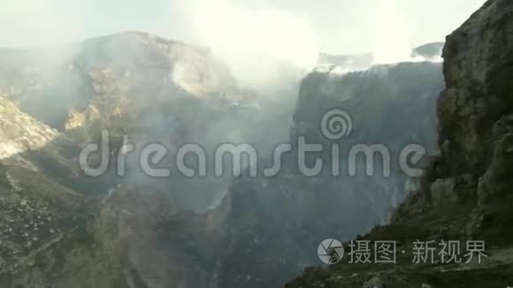 埃特纳火山火山口的地质学家视频