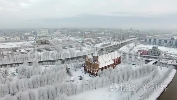 白雪皑皑的城市里的大教堂视频