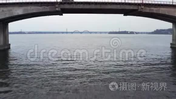 通过河流交通的城市桥景视频