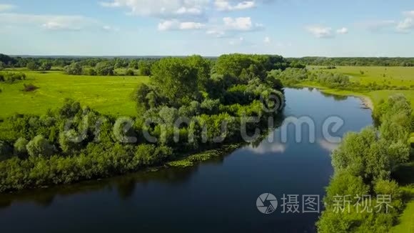 飞越Seim河，乌克兰被树木包围空中录像