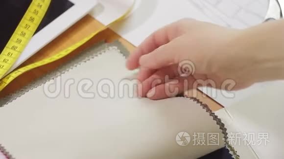女人在特写桌上挑选组织样本视频