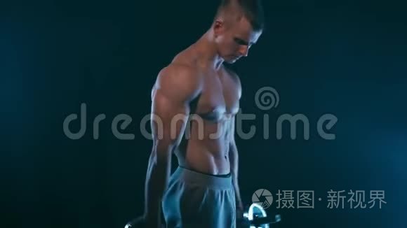 健身男子穿黑色衣服