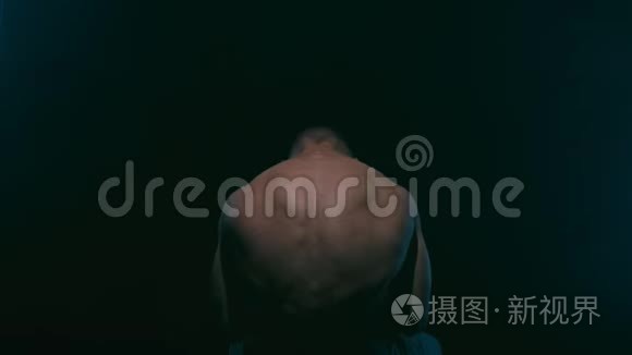 健身男子穿黑色衣服视频