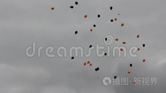 空中飞起的彩色气球视频