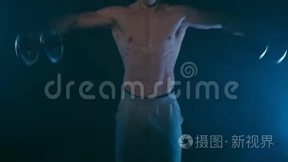 健身男子穿黑色衣服