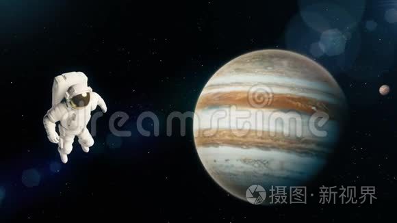 太空宇航员正在木星上空飞行视频