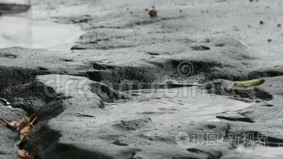 漂浮池中的沥青柏油雨坑视频