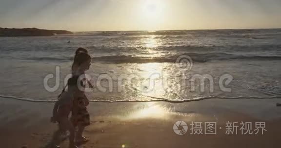 日落时三个孩子在海滩上奔跑的照片