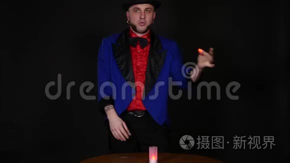 魔术师在黑色背景下表演魔术视频