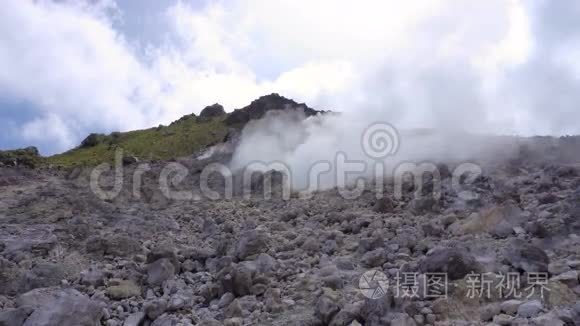 在活跃的锡巴亚克火山上吸烟视频