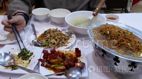 在中国餐馆吃食物的人的运动视频