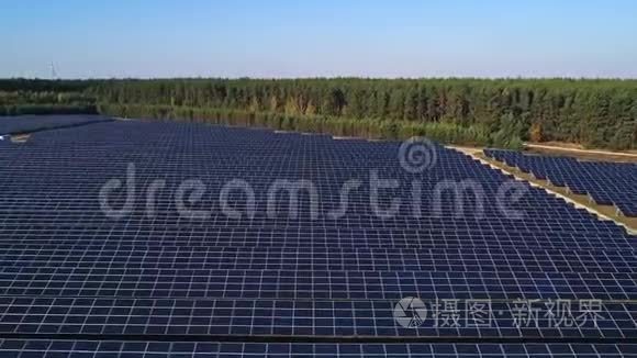 空中无人机镜头。 飞越太阳能电池板农场。 可再生绿色替代能源