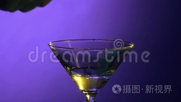 酒吧服务员用酒吧设备准备鸡尾酒