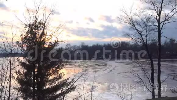 在寒冷的冬天的湖面上视频