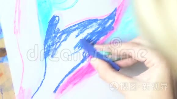 画家画了一幅粉笔画视频
