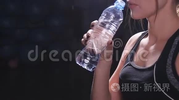 年轻健康女子健身房饮水