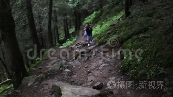 女旅行者穿过山林视频