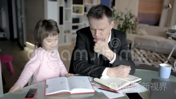 女儿帮助父亲在家工作视频
