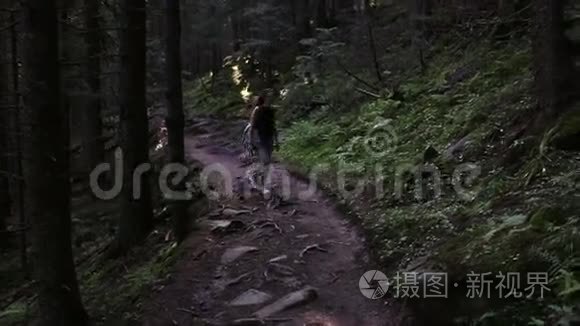 女旅行者穿过山林视频