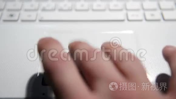 手在笔记本电脑键盘上输入文字视频