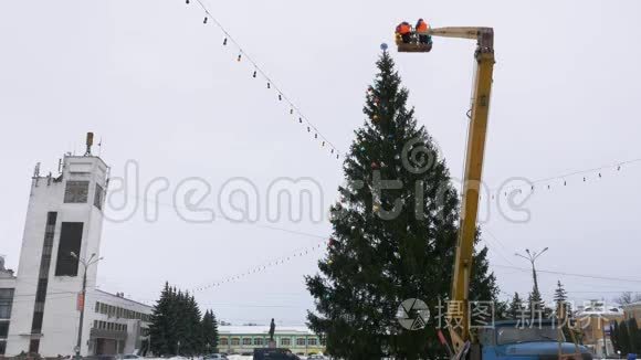 机械手摇篮里的工人装饰圣诞树视频