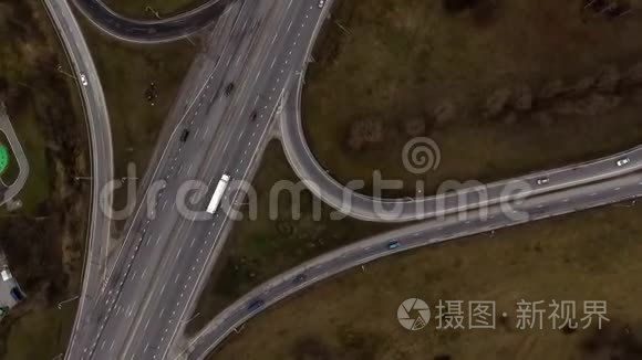 秋明斯克市一条交通道路视频