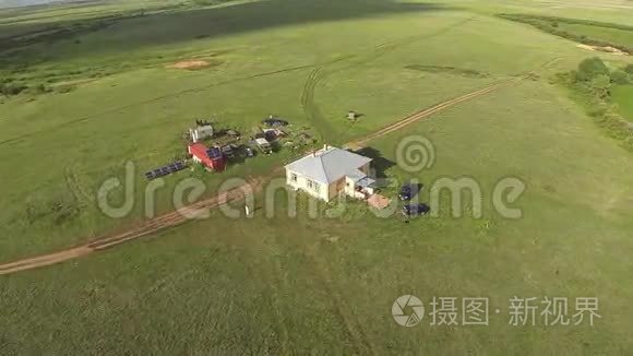 哈萨克斯坦野生草原的鸟瞰房屋视频