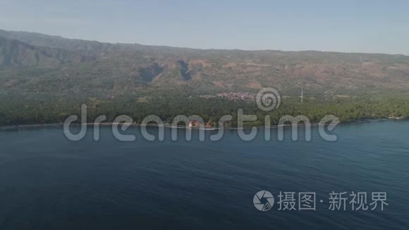 带有热带海滩的海景