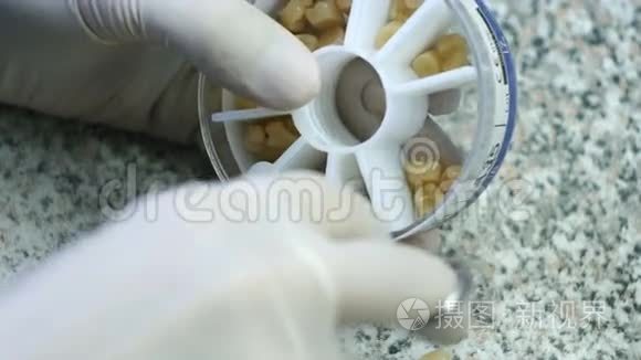 牙科技师在牙科实验室制作假牙视频