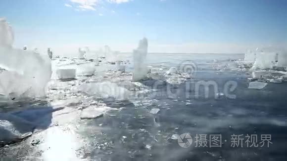 沿着冰块的全景运动