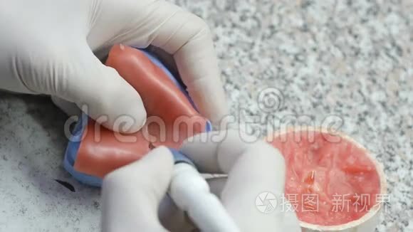 牙科技师在牙科实验室制作假牙视频