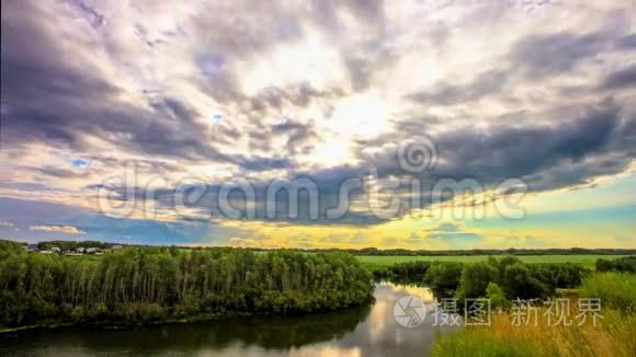 西伯利亚河上美丽的日落视频