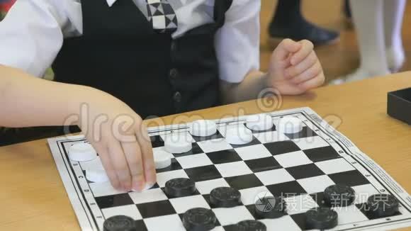 孩子在幼儿园室内玩跳棋视频